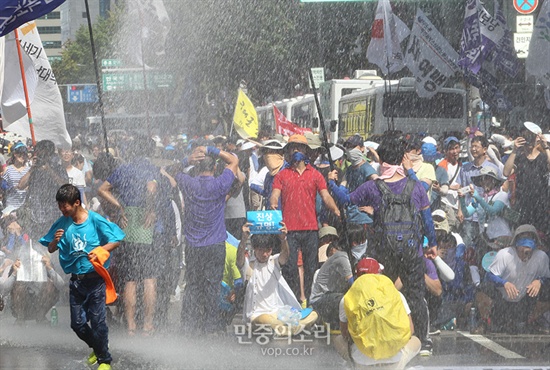 15일 오후 박근혜 정권 규탄 국민대행진 참가자들이 서울 종로 보신각 앞 도로에서 기습 연좌 농성을  벌이자 경찰이 물대포를 쏘고 있다.