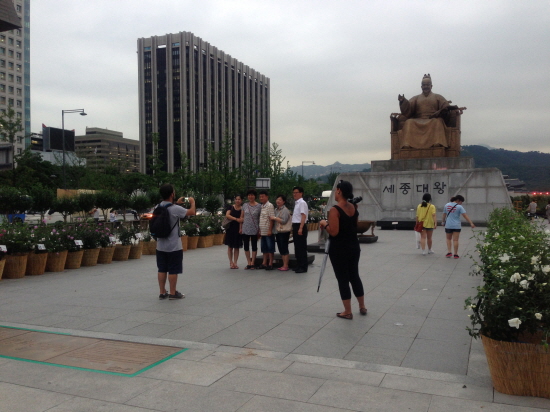 광화문 광장은 한국인은 물론 외국인들이 가장 많이 찾는 장소 중 하나다. 사람들이 세종대왕 상을 배경으로 사진을 찍고 있다.