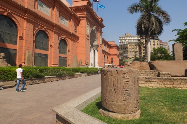 이집트 박물관의 외부에도 유물은 끊이지 않는다