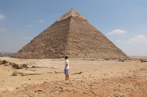 가운데에 위치한 쿠푸왕의 피라미드