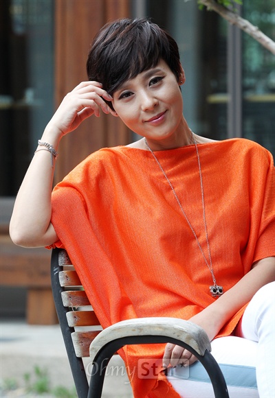  영화<숨바꼭질>에서 성수의 아내 민지 역의 배우 전미선이 9일 오후 서울 사간동의 한 카페에서 오마이스타와 인터뷰에 앞서 포즈를 취하고 있다.