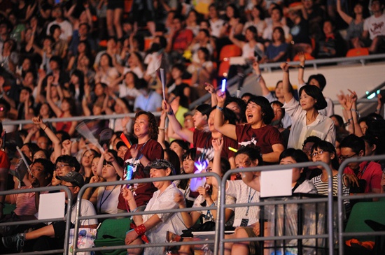  14일과 15일 서울 송파구 방이동 올림픽공원에서 열린 슈퍼소닉 2013에서 15일 헤드라이너 조용필의 공연에 관객들이 열광하고 있다.