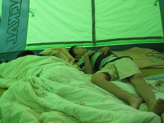 엄나와 여동생(누나)가 없는 텐트 안은 쓸쓸합니다. 딸 아이는 텐트에 그렇게 자고 싶었지만. 잘 수가 없었습니다. 
