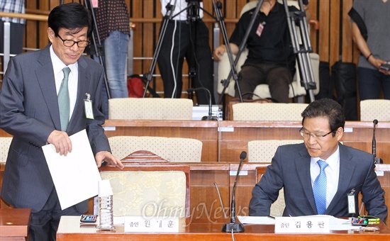 원세훈 전 국가정보원장이 16일 오후 국회에서 열린 국정원 댓글 의혹 사건 등의 진상규명을 위한 국정조사 청문회에 증인으로 출석해 김용판 전 서울지방경찰청장과 나란히 증인석에 앉고 있다.