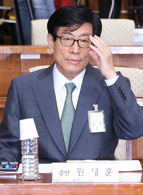 원세훈 전 국가정보원장이 16일 오후 국회에서 열린 국정원 댓글 의혹 사건 등의 진상규명을 위한 국정조사 청문회에 출석해 증인석에 앉고 있다.