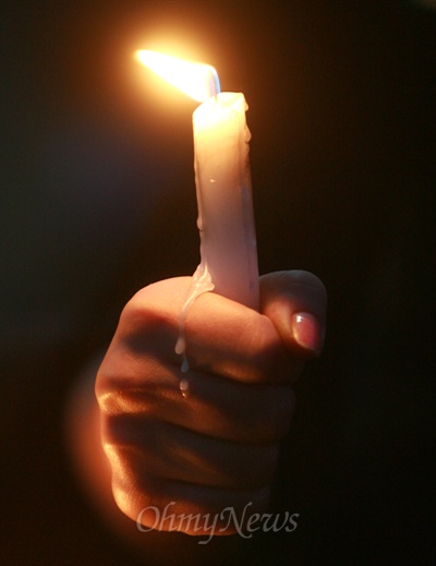 '촛불'을 움켜 쥔 손. (자료사진)