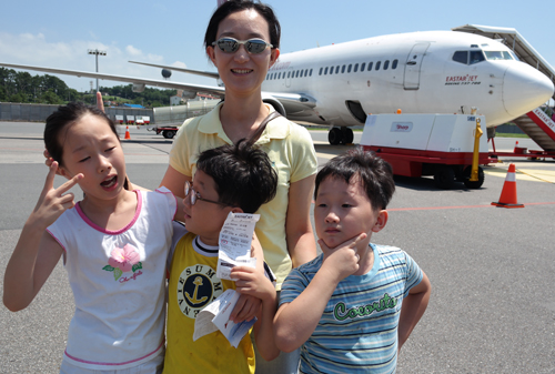 군산공항 처음 비행기를 타는 우리집 세 아이들