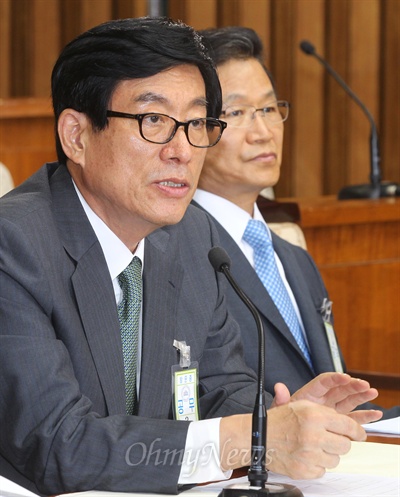 원세훈 전 국가정보원장과 김용판 전 서울지방경찰청장이 2013년 8월 16일 오후 국정원 댓글 의혹 사건 등의 진상규명을 위한 국정조사 청문회에 출석해 증인 선서를 거부하는 초유의 사태가 발생했다.