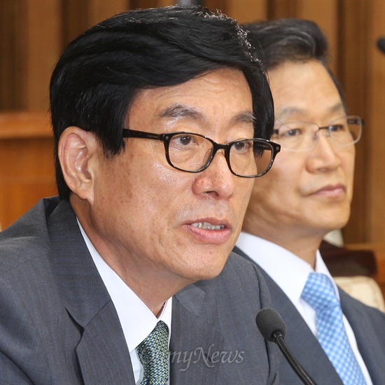 지난해 8월 16일 국회 국정조사에 출석해 답변 중인 원세훈 전 국정원장.