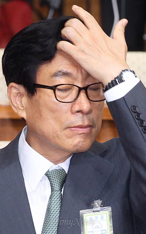 원세훈 전 국가정보원장이 2013년 8월 16일 오후 국회에서 열린 국정원 댓글 의혹 사건 등의 진상규명을 위한 국정조사 청문회에 출석해 곤혹스런 표정을 짓고 있다.