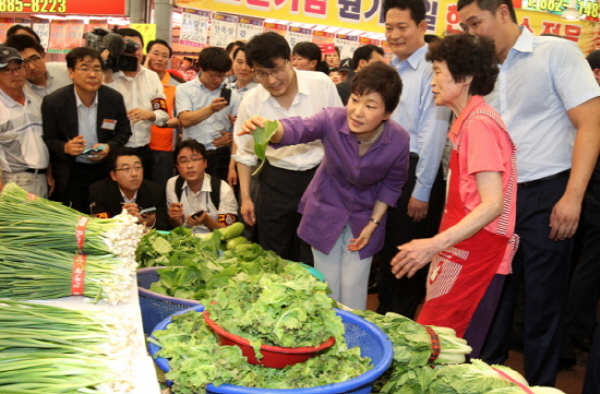 박근혜 대통령이 16일 오후 인천 남구 용현시장을 방문, 한 채소가게에서 호박잎을 들어보며 최근 채소의 가격 동향 등을 물어보고 있다.