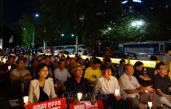 16일 서울 여의도 KBS 본관 앞에서 언론인 촛불문화제가 열렸다.