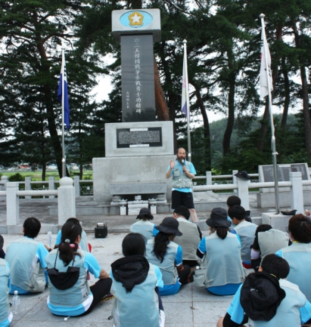 강의 당포함 전적비에서 이시우 선생님의 강연을 듣고 있다