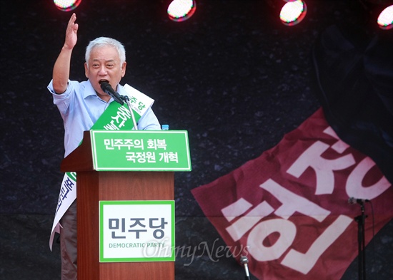 17일 오후 서울광장에서 민주당 주최로 열린 '민주주의 회복과 국정원 개혁 촉구 제3차 국민보고대회'에서 김한길 대표가 규탄연설을 하고 있다.