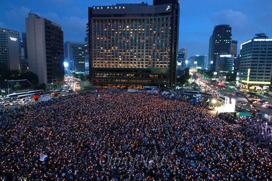 17일 오후 서울광장에서 '국정원 정치공작·대선개입 규탄 제8차 범국민촛불대회'가 열리고 있다.