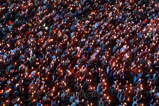 17일 오후 서울광장에서 '국정원 정치공작·대선개입 규탄 제8차 범국민촛불대회'가 열리고 있다.