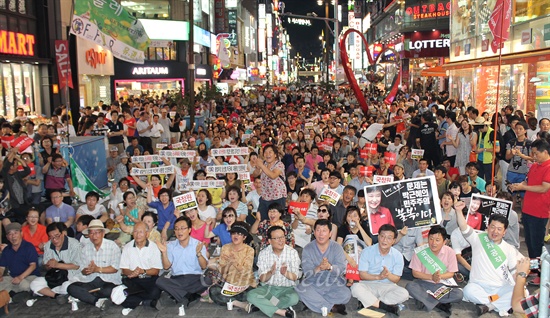 17일 저녁 부산 서면에서 진행된 5차 부산시민시국대회 참석자들이 국가정보원의 대선개입을 규탄하는 구호를 외치고 있다.