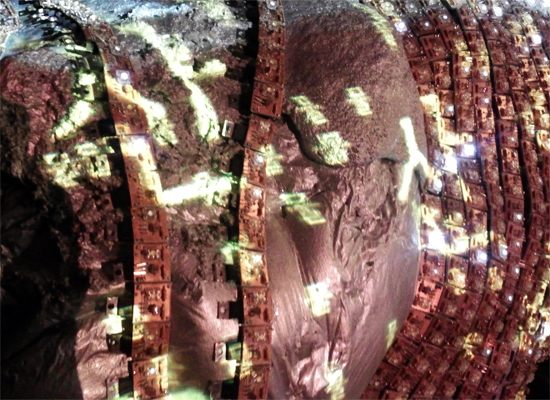 빛나는 공간 '돌', 설치 작품, LED 전자회로와 발포 우레탄, 2010년 작품 