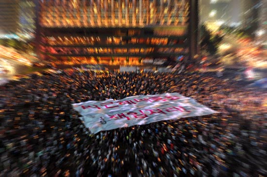 17일 오후 서울광장에서 열린 '국정원 정치개입 규탄 범국민 촛불대회'에서 참석자들이 '박근혜 대통령 책임져라!'가 적힌 대형 플래카드를 펼치는 퍼포먼스를 하고 있다.