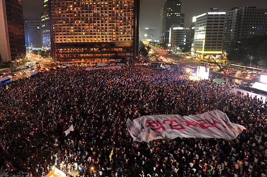 17일 오후 서울광장에서 열린 '국정원 정치개입 규탄 범국민 촛불대회'에서 참석자들이 '박근혜 대통령 책임져라!'가 적힌 대형 플래카드를 펼치는 퍼포먼스를 하고 있다.
