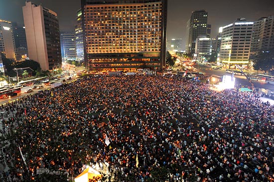 17일 오후 서울광장에서 열린 '국정원 정치개입 규탄 범국민 촛불대회'에서 참석자들이 촛불을 밝히고 있다.