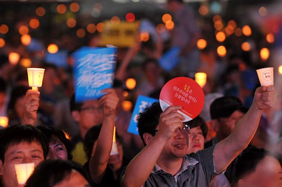 17일 오후 서울광장에서 열린 '국정원 정치개입 규탄 범국민 촛불대회'에서 참석자들이 "부정선거 진상규명"을 촉구하는 구호를 외치고 있다.