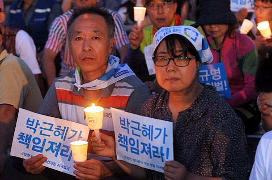 17일 오후 서울광장에서 열린 '국정원 정치개입 규탄 범국민 촛불대회'에서 참석자들이 "부정선거 진상규명"을 촉구하는 구호를 외치고 있다.