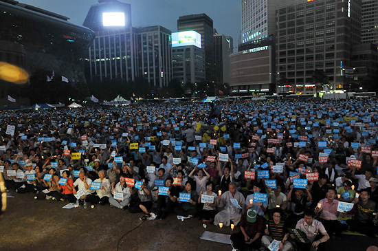 17일 오후 서울광장에서 열린 '국정원 대선개입 규탄 범국민 촛불집회'에서 참석자들이 진상규명을 촉구하는 구호를 외치고 있다. 
