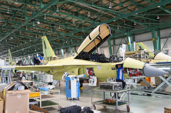 경남 사천 항공우주산업 생산라인에서 최종조립 중인 FA-50.