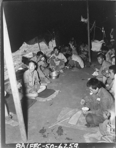 포로들이 천막막사에서 식사를 하고 있다(1950. .8.18.).
