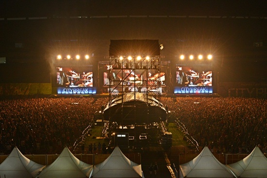  18일 서울 잠실 종합운동장에서 열린 <현대카드 슈퍼콘서트 19-시티브레이크>에서 미국의 록밴드 메탈리카가 공연을 펼치고 있다.