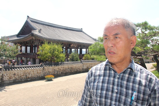 향토사학자 추경화(63)씨는 촉석루의 국보 환원 운동을 벌이고 있다.