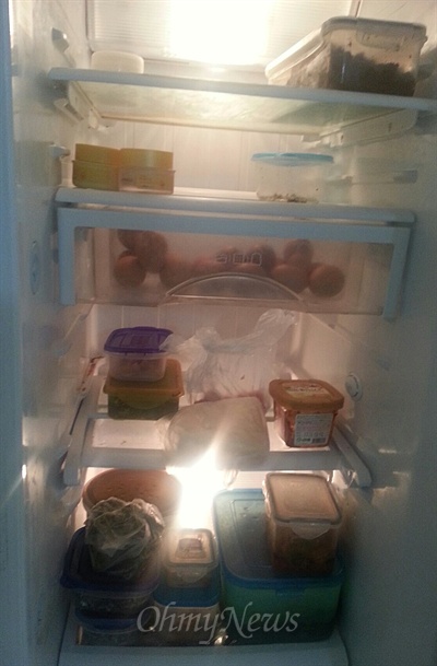 정민기(가명·13)군의 집에 있는 냉장고 안. 초등학생이 챙겨먹을 만한 반찬이나 식재료가 보이지 않는다. 