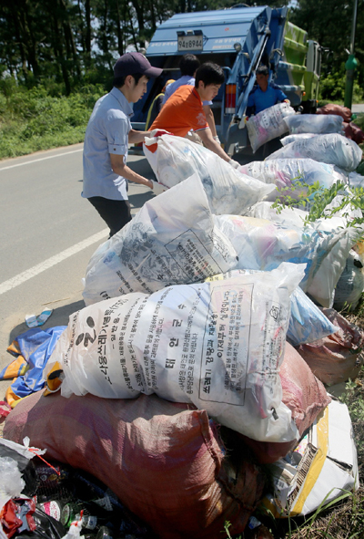 피서천국인 태안지역에 8월 1일부터 16일까지 환경관리사업소로 들어온 소각용 쓰레기가 모두 398톤 배출된 것으로 집계됐다. 사진은 캠핑의 메카로 거듭나고 있는 청포대해수욕장에서 쓰레기를 싣고 있는 모습.