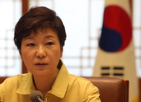 박근혜 대통령이 20일 오전 청와대에서 열린 수석비서관회의에서 폭염대비, 전월세대책, 다자간 외교 준비 등 현안에 대해 발언하고 있다.