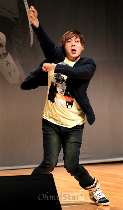  20일 오후 서울 상암동 DMCC에서 열린 예능전문채널 QTV의 기억의 예능 <20세기 미소년> 기자간담회에서 '핫젝갓알지'의 문희준(H.O.T)이 춤을 추며 포토타임을 갖고 있다. 