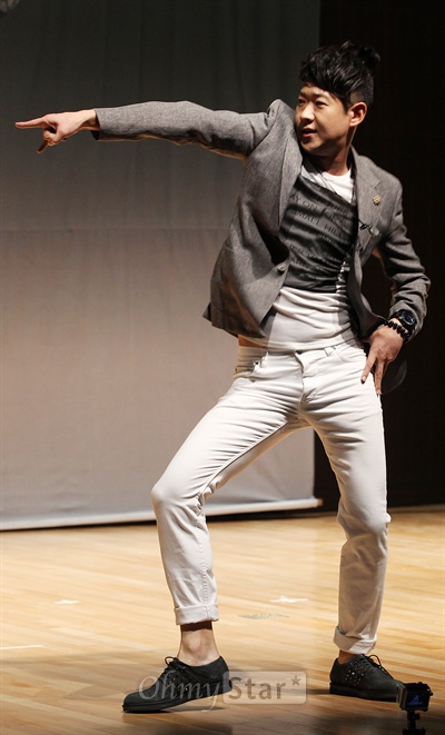  20일 오후 서울 상암동 DMCC에서 열린 예능전문채널 QTV의 기억의 예능 <20세기 미소년> 기자간담회에서 '핫젝갓알지'의 천명훈(N.R.G)이 춤을 추며 포토타임을 갖고 있다.