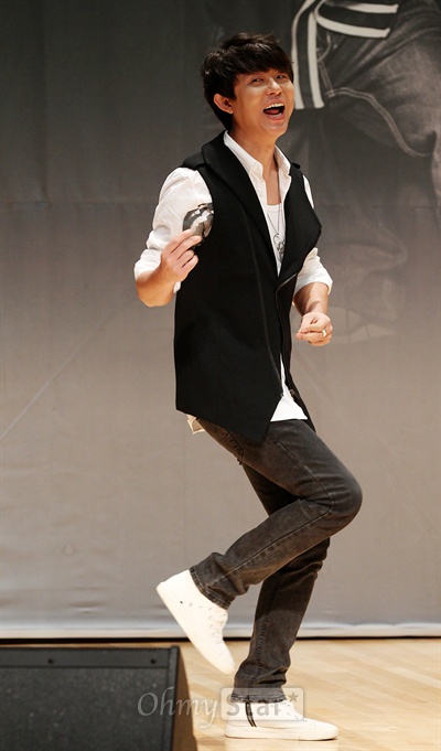   20일 오후 서울 상암동 DMCC에서 열린 예능전문채널 QTV의 기억의 예능 <20세기 미소년> 기자간담회에서 '핫젝갓알지'의 토니안(H.O.T)이 춤을 추며 포토타임을 갖고 있다.