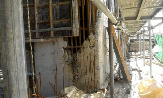울산 중구 구민문화체육센터 공사 현장. 거푸집을 뜯어내니 콘크리트가 다 채워지지 않고 철근은 녹슬어 있다