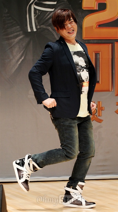   20일 오후 서울 상암동 DMCC에서 열린 예능전문채널 QTV의 기억의 예능 <20세기 미소년> 기자간담회에서 포토타임을 마친 '핫젝갓알지'의 문희준(H.O.T)이 춤을 추며 퇴장하고 있다. 
