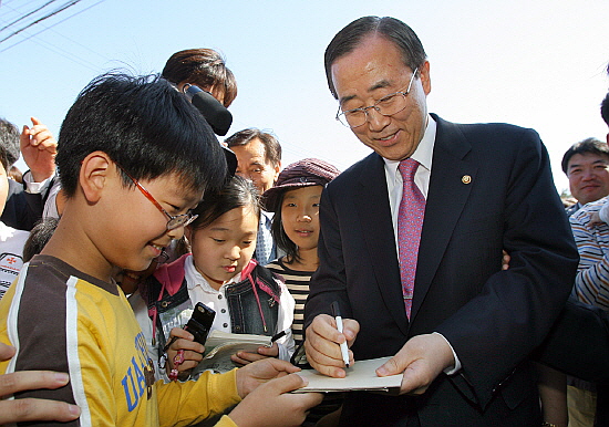 유엔 사무총장에 취임 전 고향을 방문한 반기문 총장이 어린이에게 싸인을 해주고 있다.(2006.10.06.)