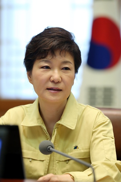 박근혜 대통령이 20일 오전 청와대에서 열린 수석비서관회의에서 폭염대비, 전월세대책, 다자간 외교 준비 등 현안에 대해 발언하고 있다.