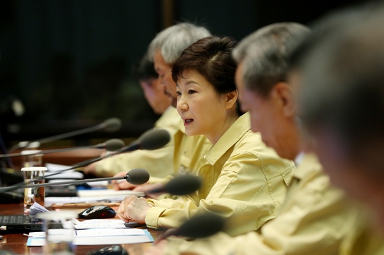  박근혜 대통령이 지난 20일 오전 청와대에서 열린 수석비서관회의에서 폭염대비, 전월세대책, 다자간 외교 준비 등 현안에 대해 발언하고 있다.