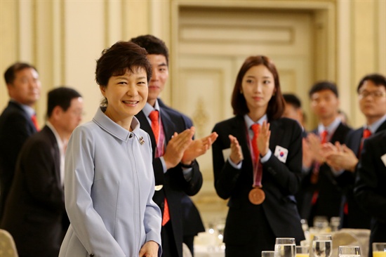 20일 청와대에서 열린 국제기능올림픽 선수단 초청 오찬에 참석 중인 박근혜 대통령.