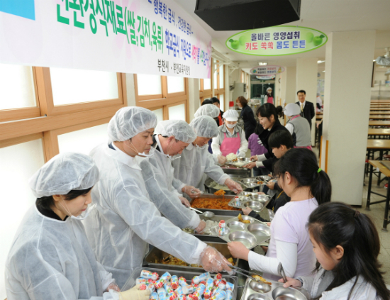 김만수 부천시장이 학생들에게 친환경 급식을 나누어 주고 있다