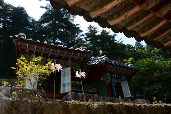 옥천사를 둘러보는 재미 중 하나는 아름답고 아기자기한 전각을 구경하는 재미도 한 몫을 하고 있다. 채 1평도 될까 말까 한 독성각과 산령각.