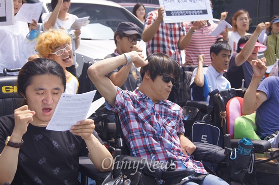 대구지역 장애인단체들은 21일 오전 새누리당 대구시당 앞에서 기자회견을 갖고 장애인등급제와 부양의무제 폐지를 촉구했다.