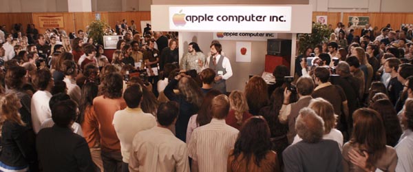 스티브 잡스와 스티브 워즈니악이 애플컴퓨터 창업 직후인 70년대 개인용 컴퓨터 '애플2'를 발표하고 있다. 사진은 영화 <잡스> 한 장면.