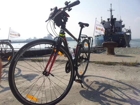 여수 중흥부두에 정박해 있는 해양투기운반선 '해양'호와 SOS캠페인에 참가한 자전거.