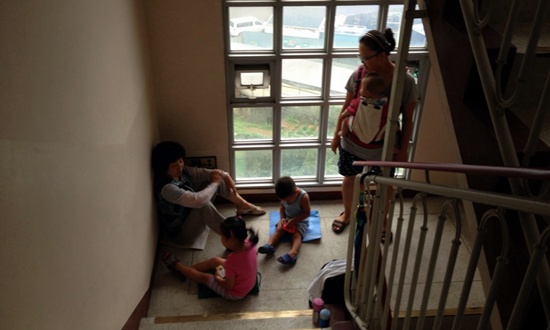 폭우에 아파트 계단에서 시간을 보낸 아이들